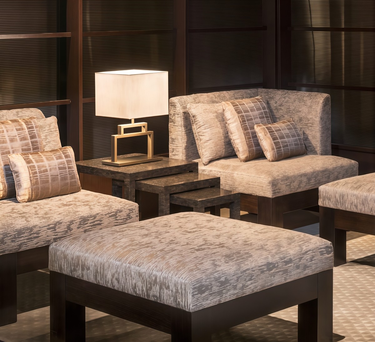 Кресло с пуфом BARBICAN Left Side Armani / Casa, стоимость 440 000 руб.  Фотография 1