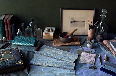 Тисненый золотом бархат и оттенки драгоценных камней